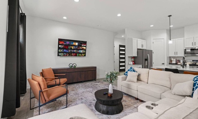 MLK Apartment | Stylish Austin Stay - Spacious Design - Lux Home