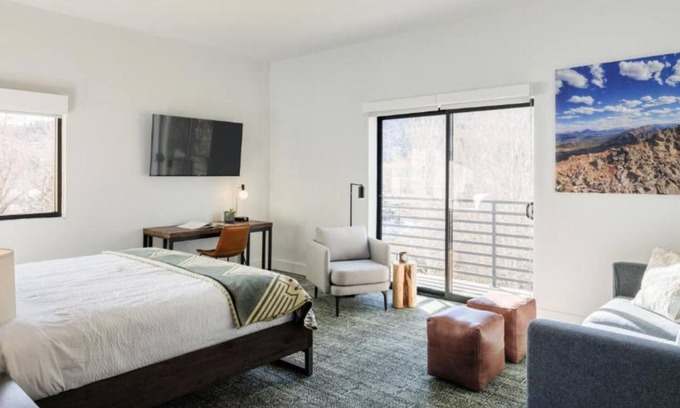 Silverthorne Hotel | Stylish City Getaway – Walk to Dining, Art, Shopping & the Heart of Downtown