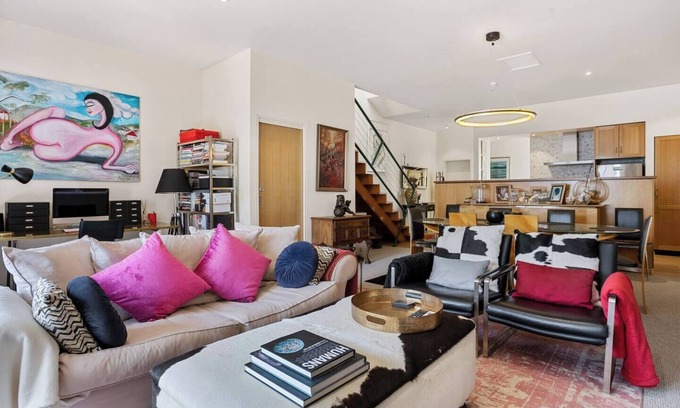 Sullivan's Cove House | Stylish City Townhouse A Block from the Waterfront