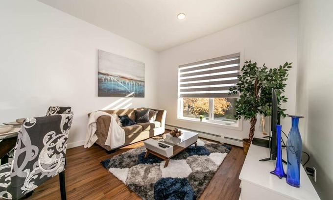West Edmonton Apartment | Stylish Close to D/T FREE parking King Bed 2bed