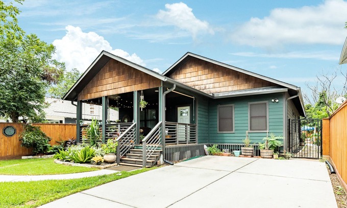 Greater East End House | Stylish dog-friendly home minutes from downtown with central AC & washer/dryer