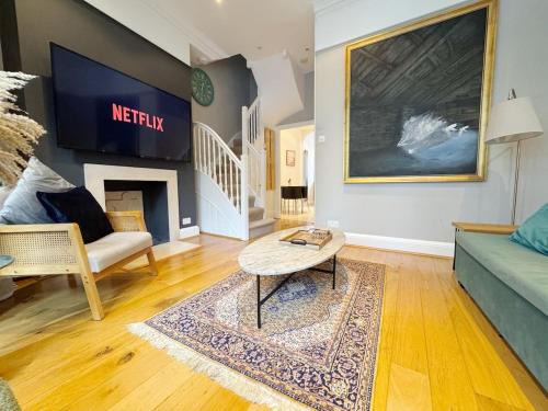 Royal Borough of Kensington and Chelsea Apartment | Stylish Duplex Condo Opposite Hyde Park