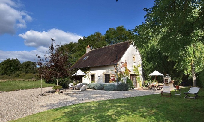 Le Chatelet House | Stylish Holiday Home in Châtelet with Private Pool