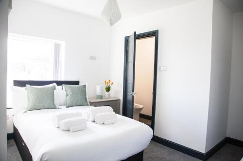 Stoke-on-Trent House | Stylish Home, hosted by ESONGRACE Stays, Stoke-on-Trent - Perfect for Families - Contractors - Holiday makers - Emergency Housing - Professionals, Relocators