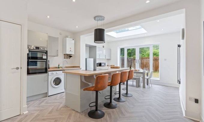 Ashton in Makerfield House | Stylish House - Free Parking, Fast Wifi & SmartTV