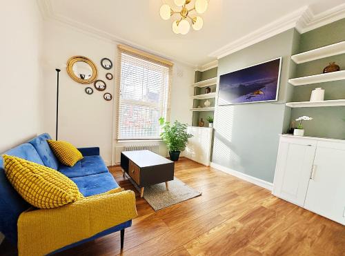Kennington Apartment | Stylish Kennington apartment near tube with King Bed and garden