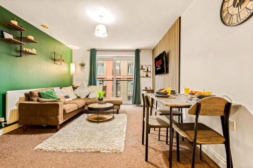 Leeds Apartment | Stylish Leeds City Centre 2BR - Free Parking - 2 Mins to First Direct Arena