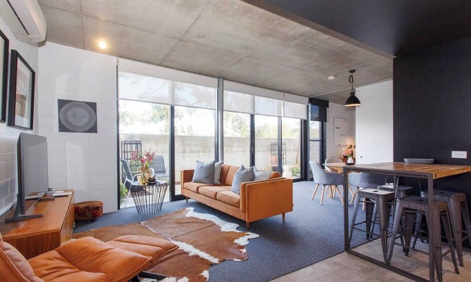 Fremantle Apartment | Stylish light and bright apartment tucked away behind Monument Hill in the Fremantle Art precinct