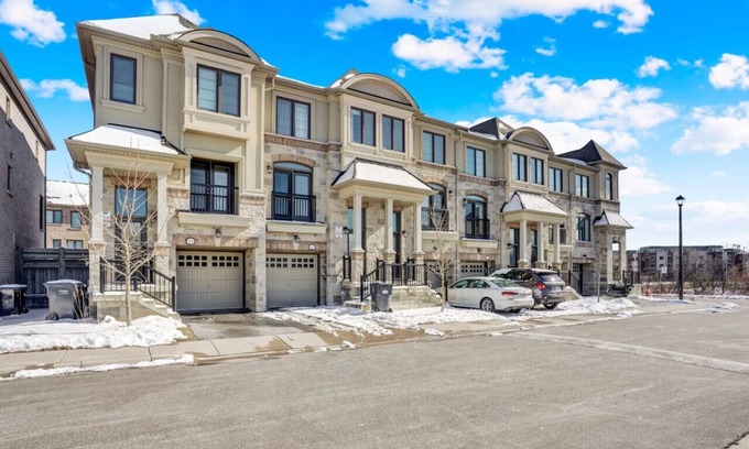 Mineola House | Stylish Mississauga Lower Unit: BBQ Yard Paradise