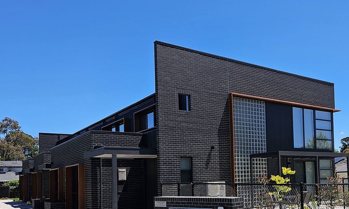 Pearce House | Stylish new 4bedrm Townhouse with 2 secured basement cars space+free wifi