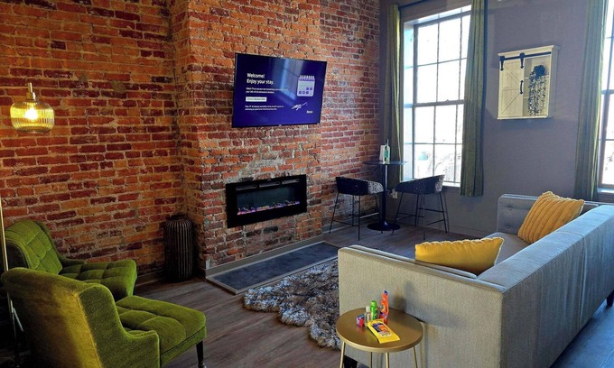 Petersburg Apartment | Stylish Pet-Friendly 1BR Studio with fenced in back yard, private parking, WIFI