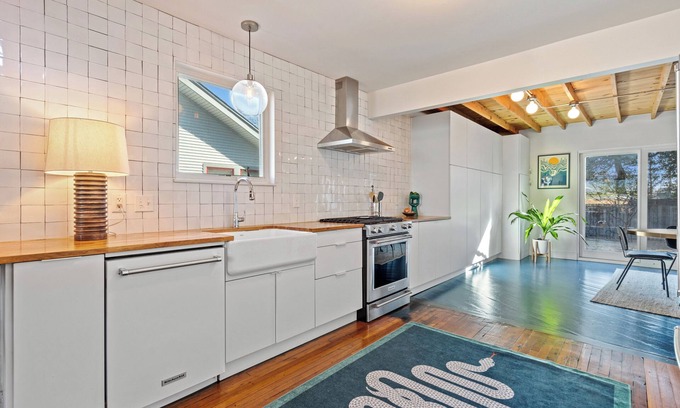 SoFi House | Stylish SOCO Oasis, sleeps 13 with Pool - 1 block to South Congress!n
