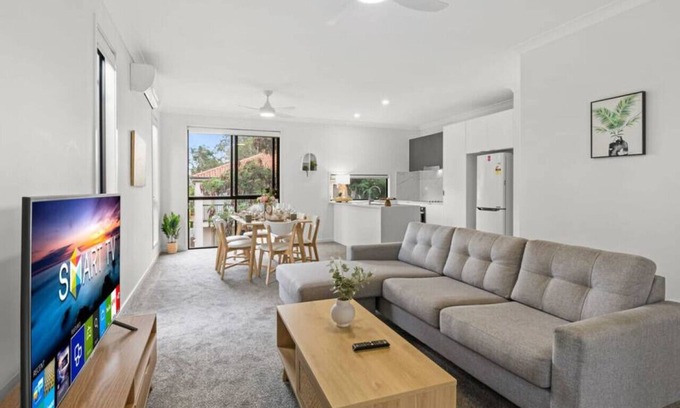 Southport House | Stylish, Spacious 3 bedroom Townhouse, GC central