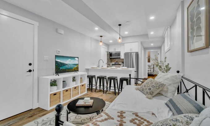 Jasper Place Apartment | Stylish Suite * NearWEM * 4 twin bed * Central