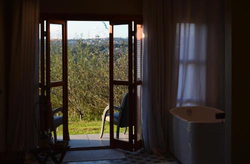 Merlot Cabin | Suítes Celeste, Charme no Vale dos Vinhedos com Banheira e Café da Manhã Colonial Incluso