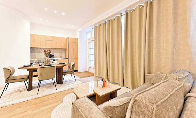 Quartier de Rochechouart Apartment | Sublime air-conditioned flat Galeries Lafayette