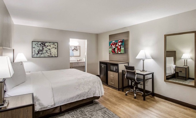 Addison Hotel | Suburban Retreat Close to Addison Circle Park - Free Onsite Parking