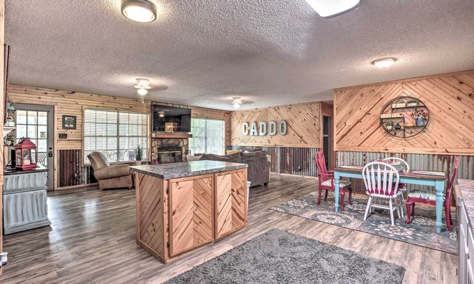 Jefferson Cottage | Sues Camp w/Caddo Lake Access & Dock!