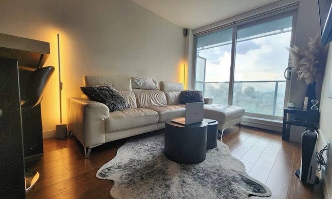 Downtown Vancouver Condo | Suite Blanche: Charming 1-bedroom+Den luxury condo in Vancouver with AC, WiFi