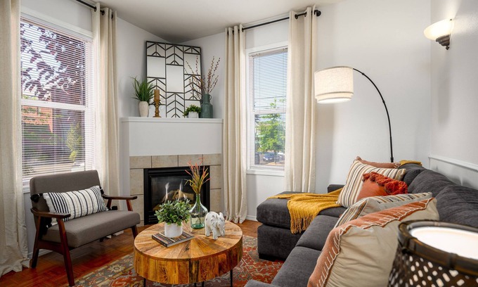 York Apartment | Suite Magnolia. Steps to Downtown & Breweries. Modern 2 bedroom apt w/fireplace.