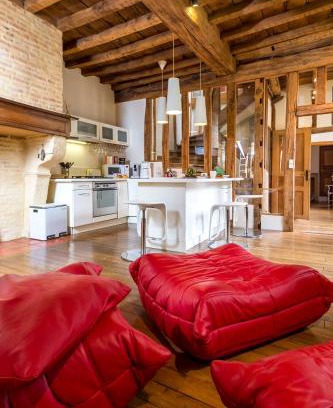 Charleville-Mezieres Apartment | Suite Mana OHANA - Luxe et Authenticité à 2 pas de la Place Ducale avec Parking privé