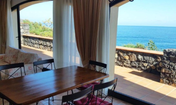 Los Realejos Apartment | Suite on cliff with fabulous sea views, terrace and pool