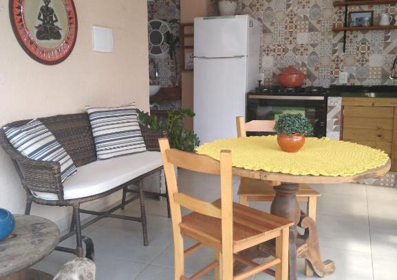 Rio Vermelho Norte House | Suite para casal com espaço gourmet, entre mar e lagoa.