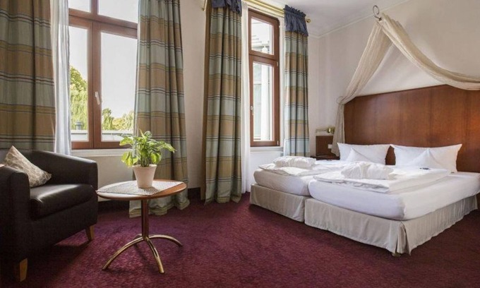 Center House | Suite, shower or bath, WC - Hotel am Schloss