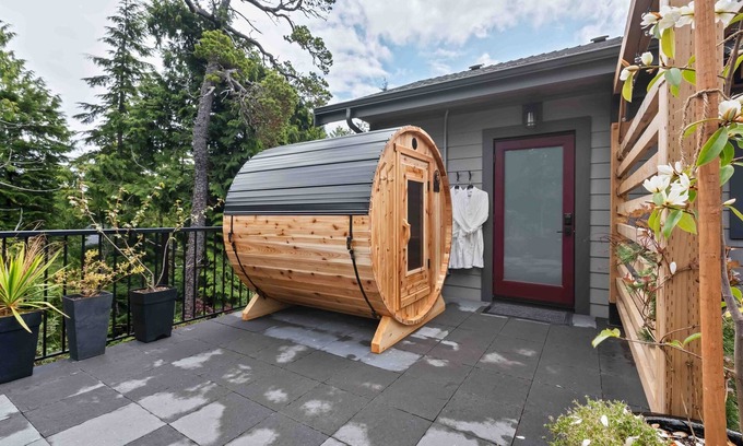 Ucluelet House | Suite Ucluelet - Romantic Couples Getaway-Sauna!