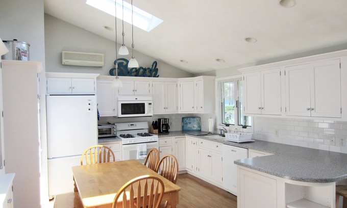 Point Judith House | Summer Weekly Rental : Walk to Beach - URI > 3 students welcome!