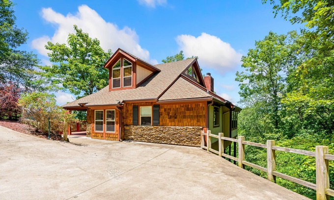 Ellijay Cabin | Summit Chalet | Cabin in Ellijay with deck, grill, pools, tennis, game room, W/D