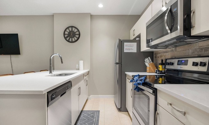 Cochrane House | Sundown Sweet Spot for 2, Near Rocky Mountains