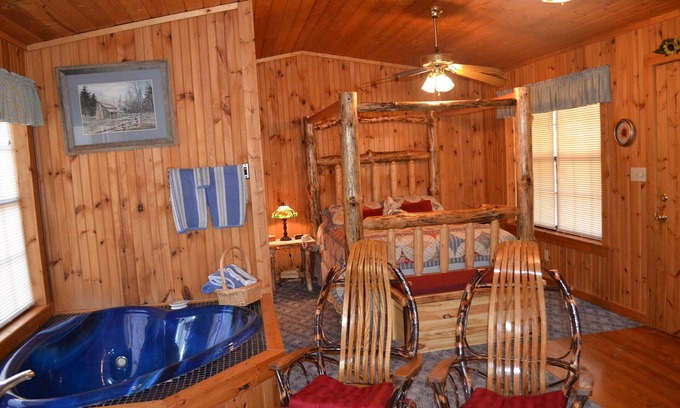 Sevierville Cabin | Sunflower, Close to Pigeon Forge and Gatlinburg, cozy cabin for two
