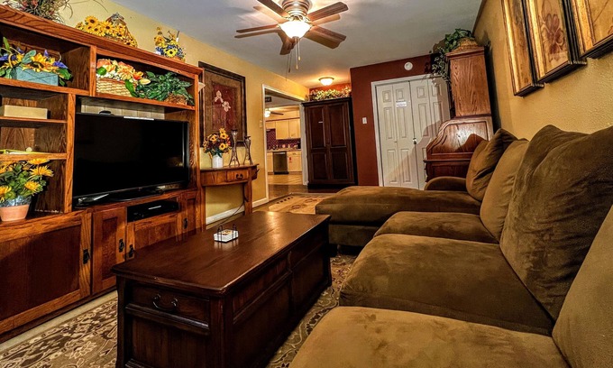 San Angelo House | Sunflower House - Large Covered Patio & Great Family Spaces - Centrally Located