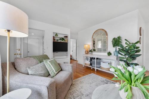 North Spokane House | Sunlit Scandi Haven - Walk to Whitworth U & Shops