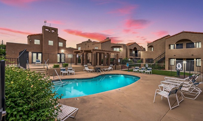 Hedrick Acres Condo | Sunny King-sized 1BD Condo near UofA/UMC w/Pool & Parking, Low Summer Rates! 🌞