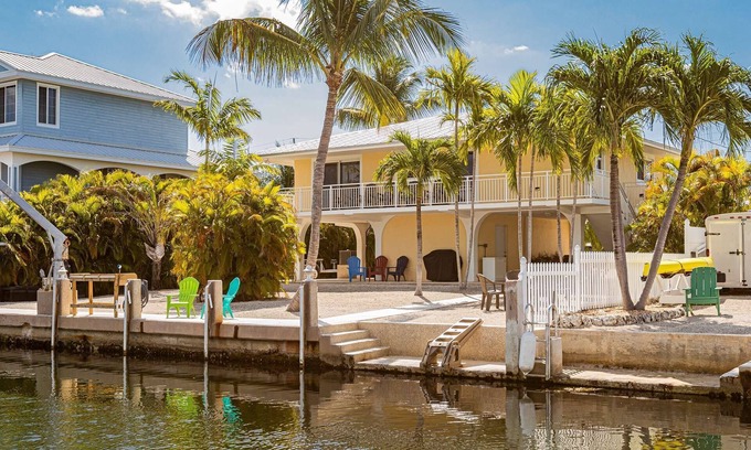 Marathon House | Sunny's Paradise: Discover Waterfront Bliss in Marathon, Dockage, Dog-Friendly, Close to Everything!
