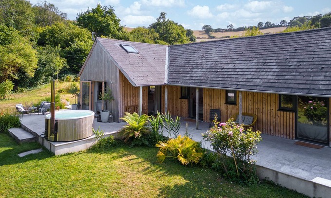 Shaldon Ski Chalet | Sunnybrook - Carbon Neutral, Woodfired Hottub, near beach