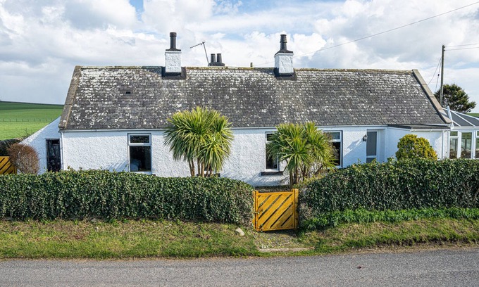 Newton Stewart House | SUNNYSIDE, pet friendly, country holiday cottage in Isle Of Whithorn