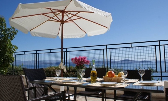 Kefalari Apartment | Sunrise 5 Apartment - Beautifully Located Air Conditioned 3 Bedroom Above Beach