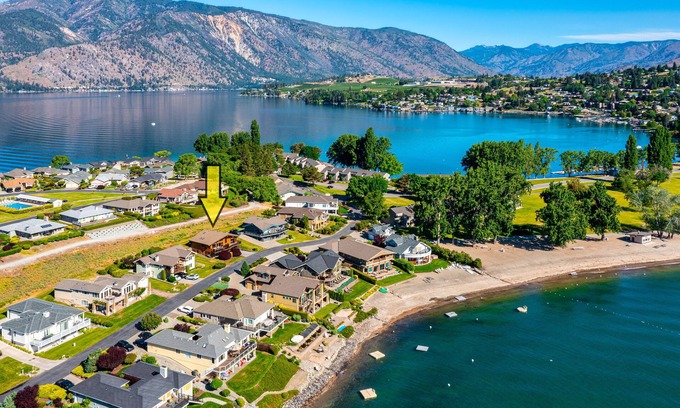 Wapato Point House | Sunrise Chalet at Wapato Point, Sleeps 12, Half Block to Sandy Beach Waterfront