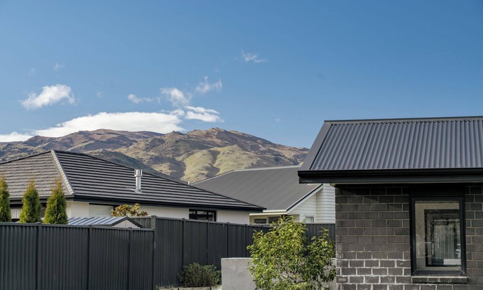 Lowburn House | Sunrise Hideaway - Cromwell Holiday Home
