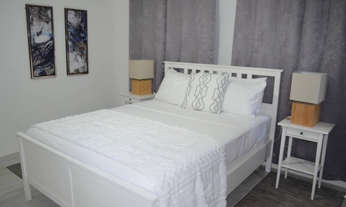 Montego Bay Apartment | Sunset Arms 3: 2brm/2wsr, Airport-Beach-Hipstrip