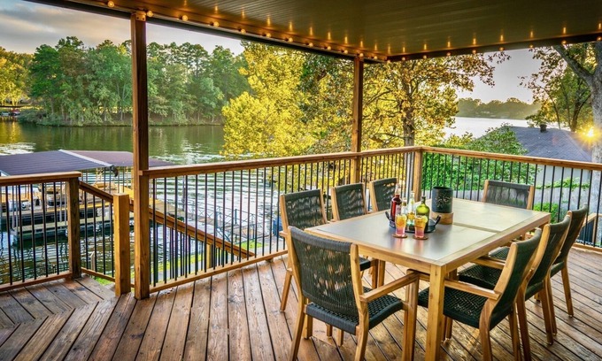 Sunset Bay House | SUNSET BAY SPACIOUS LAKEFRONT HOME WITH PERSONAL DOCK MINUTES FROM OAKLAWN