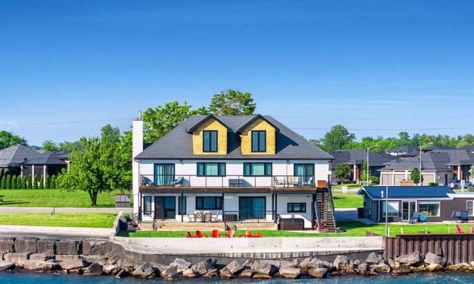 Leamington House | Sunset Cove Lakehouse