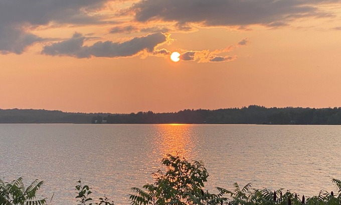 Chisholm House | Sunset Haven in Charming Bungalow on Peaceful Wasi Lake