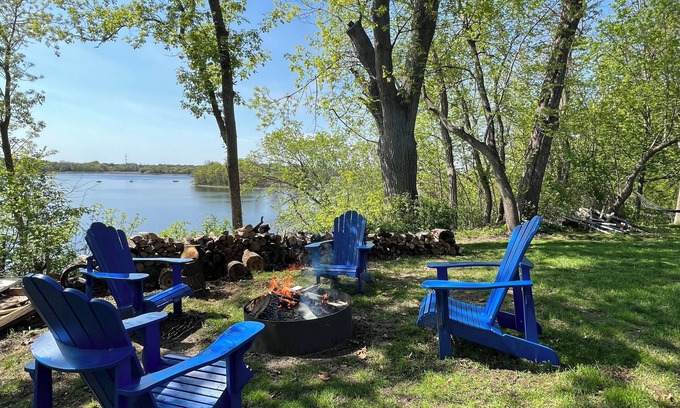 Center City Cabin | Sunset Haven located within 45min of the Twin Cities and right on the lake!