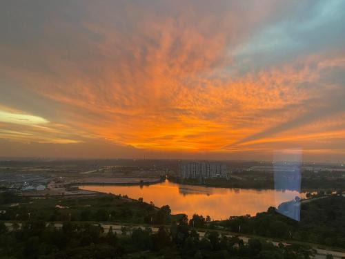 Cyberjaya Apartment | Sunset Lakeview, Junior Suite, Netflix, Pool, Gym, Wifi