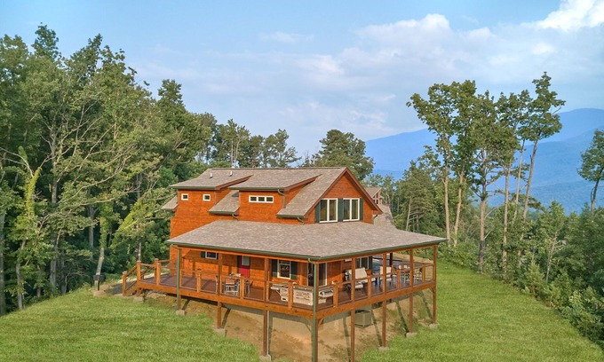 Gatlinburg - Pigeon Forge Cabin | Sunset Memories: Modern Lodge with Amazing Mountain Views