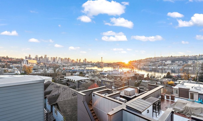 Eastlake House | Sunset view of the Space Needle and South Lake Union!